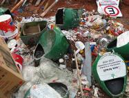 Lixo, entulho e material reciclável se acumulam nas dependências da Prefeitura
