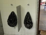 Parte do banheiro está quebrada há meses.