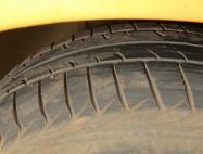 Pneu careca em um dos veículos de fiscalização do Trânsito