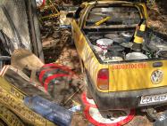 Lixo, entulho e material reciclável se acumulam nas dependências da Prefeitura