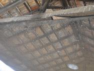 Pássaros e muita sujeira no teto do refeitório