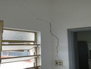 Rachaduras tomam conta do prédio da Sec. de Trânsito